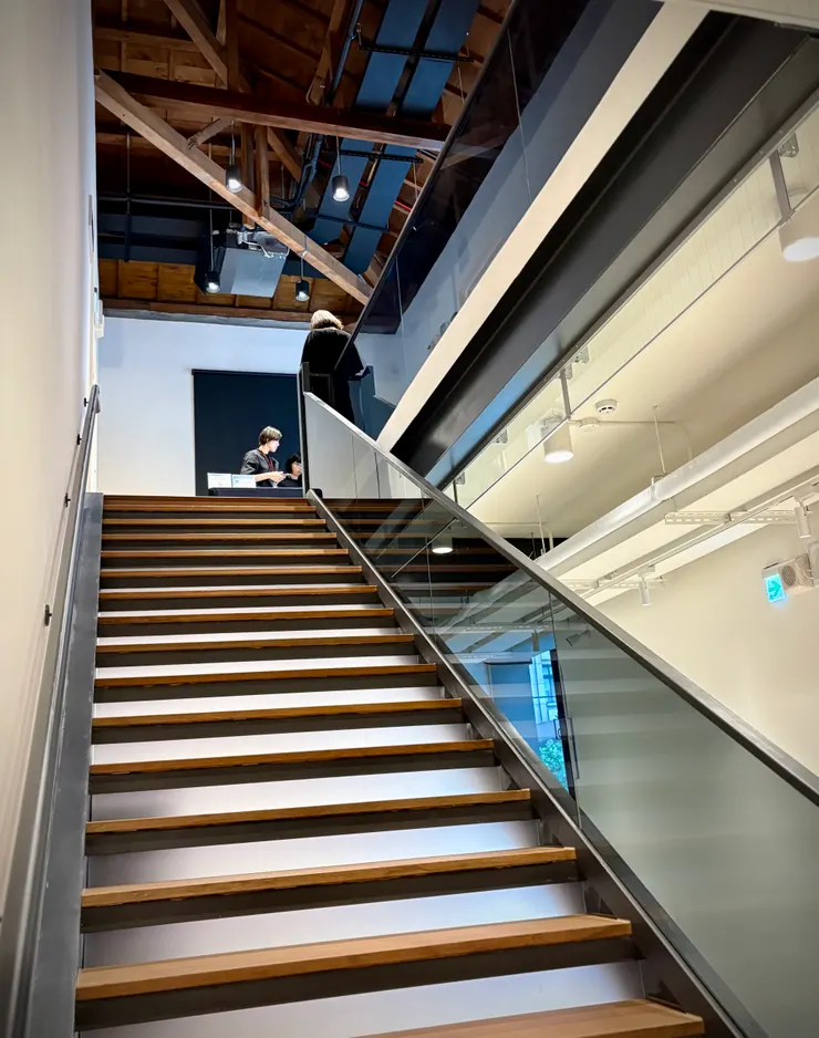 2樓保留的日式木結構屋頂很精彩