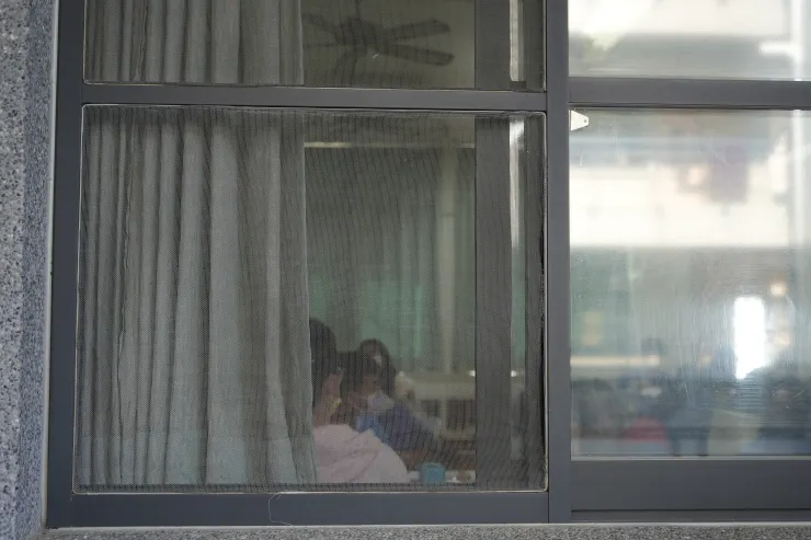 偏遠地區教育人才流失的問題,長期影響著教育現場的教學品質,即使教師有意願回到原鄉任教,若非正式教師的身分,經常遭遇到種種不公平的對待,對於地方教育品質的發展將大打折扣(非文中所指學校)。(攝影/洪崇銘)