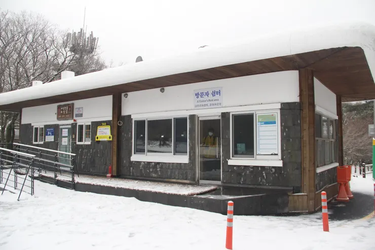 幸好有間暖氣休息室，要不然真的變雪人了。XD