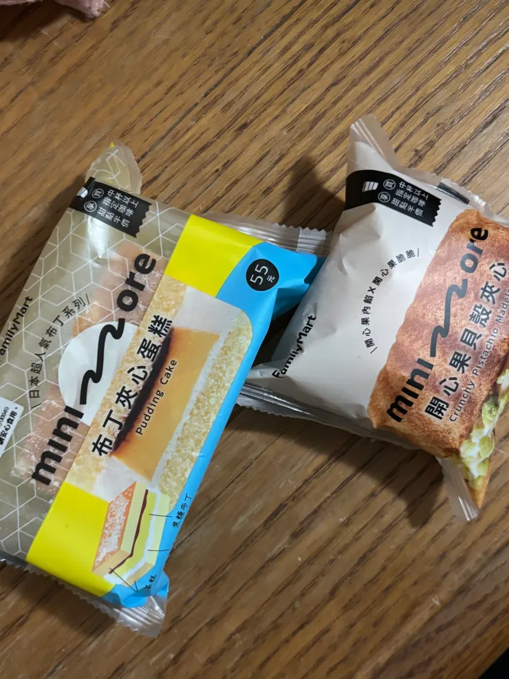 全家甜點｜布丁夾心蛋糕&開心果貝殼夾心