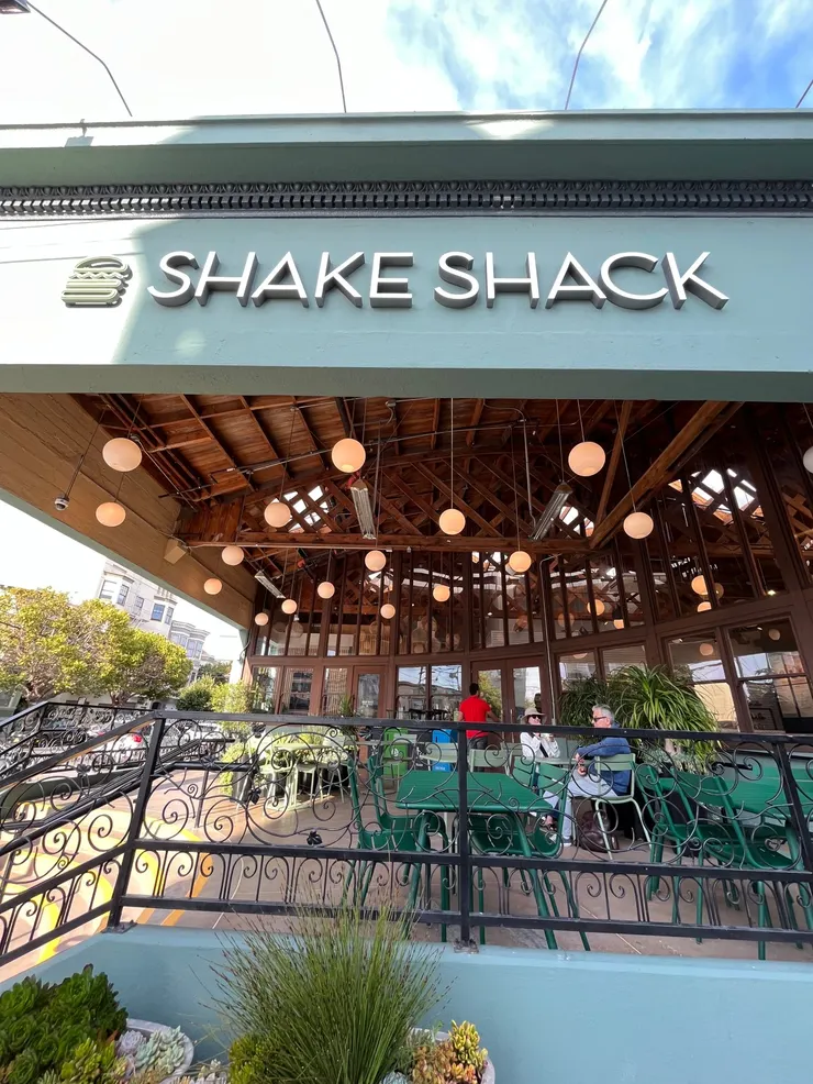 努力走到好吃的 Shake shack