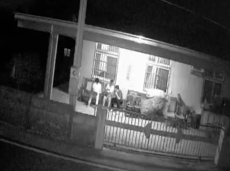 在雲林的夜晚，在農田旁邊開會，監視器紀錄這有趣的一幕。