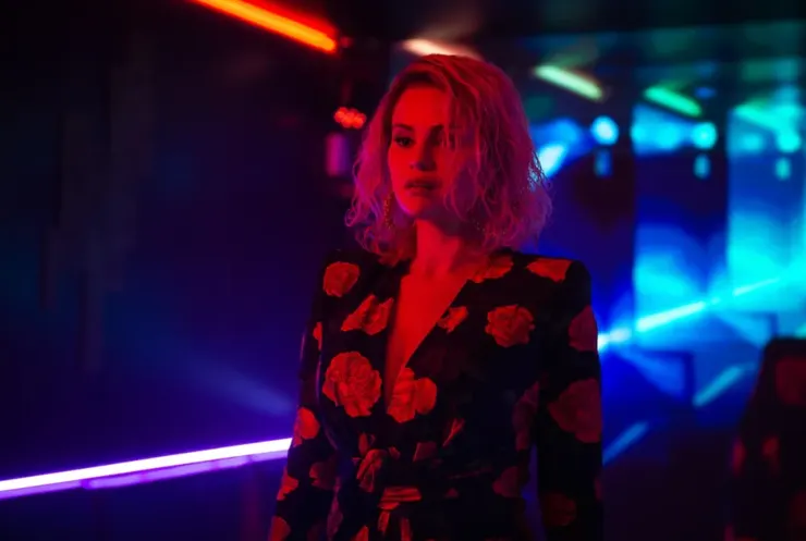 Selina Gomez 在本片飾演 Emilia/Manitas 的妻子