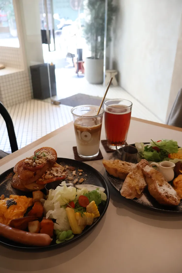 肉桂蘋果小圓法式吐司、原味拿鐵、伯爵紅茶、經典蜂蜜原味小圓法式吐司