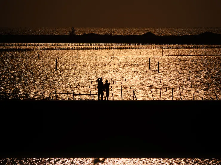 遠眺一對情侶走過