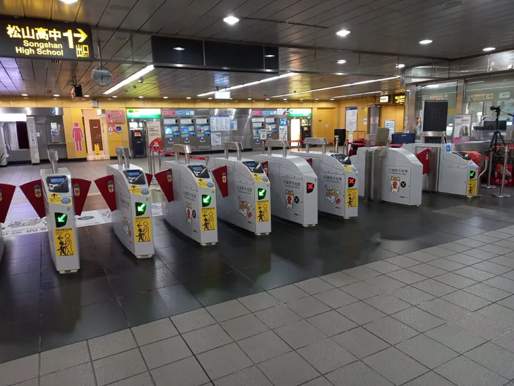 無障礙驗票閘門"請進站"的聲音，可以指引服務台的位置(右側)(圖片出處：台北捷運)