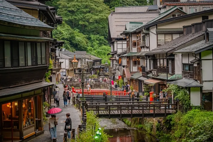 這城鎮以溫泉聞名 (圖片來自：Photo-ac)