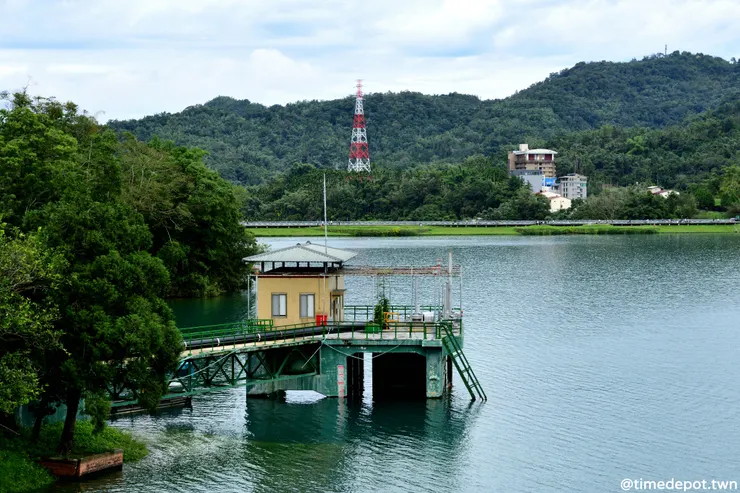 日月潭第一發電所（今大觀一廠）的進水口控制室，控制著水面下的進水口