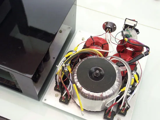 電源供應箱全覽,箱體是製作ProAc R2.5 Clone剩下的分音器箱子,鋼琴烤漆,還不錯看