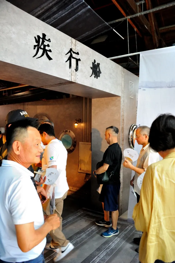 【同學們跟著范姜走進看展的疾行船】