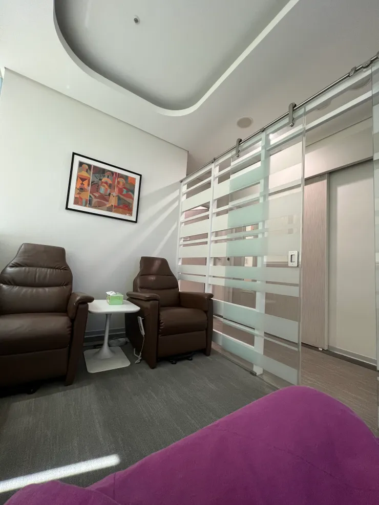 椅子腳的部分可以抬起。