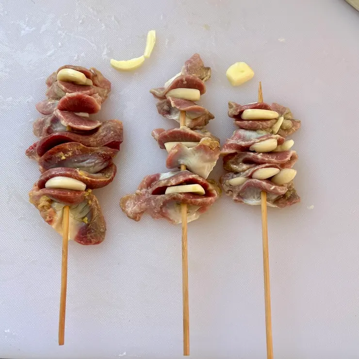 大概是像圖片中這樣,上頭就是斷裂的蒜片