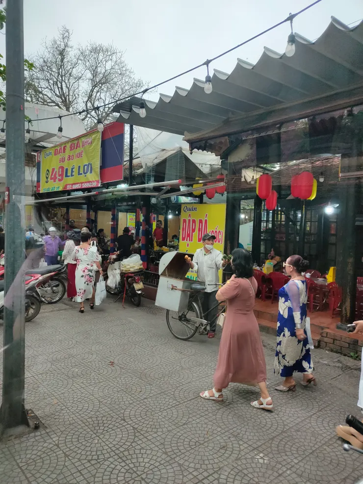 路邊經常會有騎腳踏車或摩托車兜售食物的人