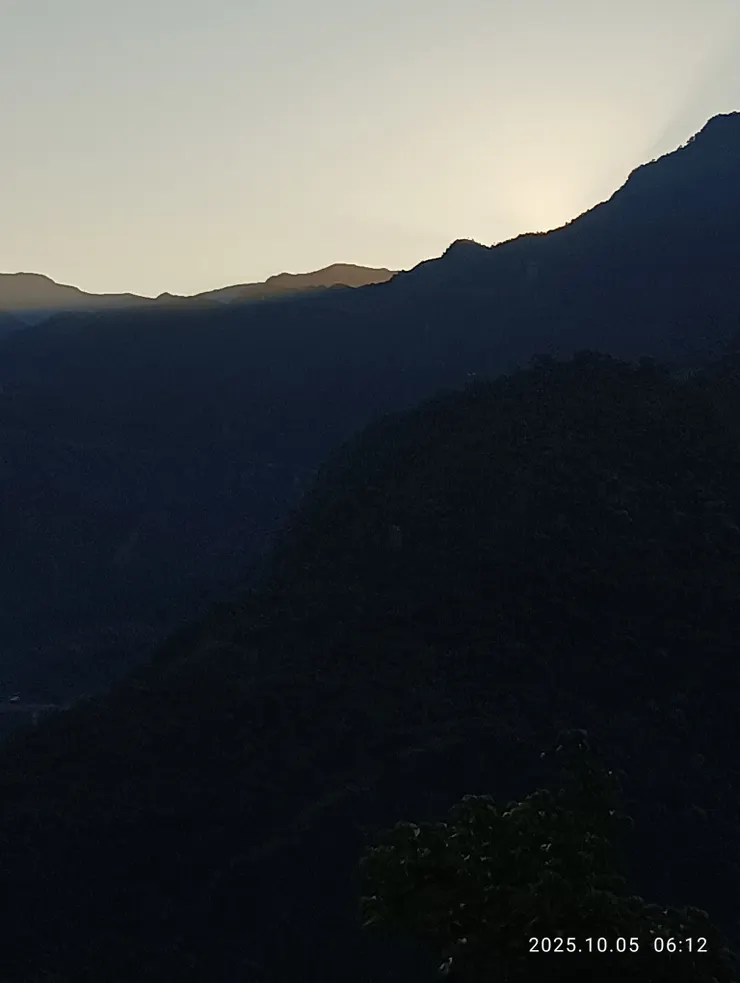 風細氣爽翠山聳