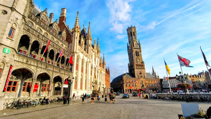 【集市廣場，省議會廳、歷史博物館與鐘樓。】