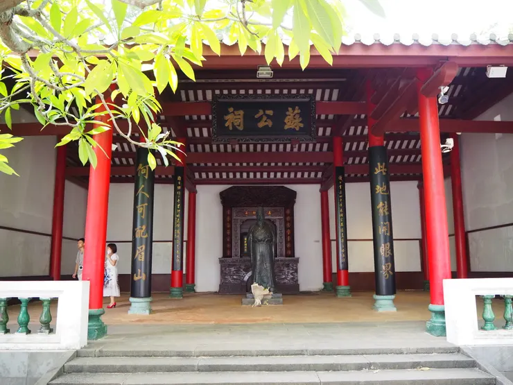 紀念蘇軾的蘇公祠，不知道網上為甚麼記為「蘇武」（例子參考：https://www.wingontravel.com/discovery/scenic-sugong-shrine-13672454），不知道是不是我孤陋寡聞，還是筆誤。