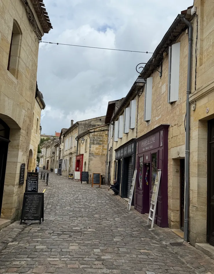 大街上,一家接著一家的商店