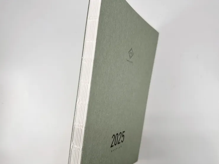 裸背線裝設計，可180度平攤