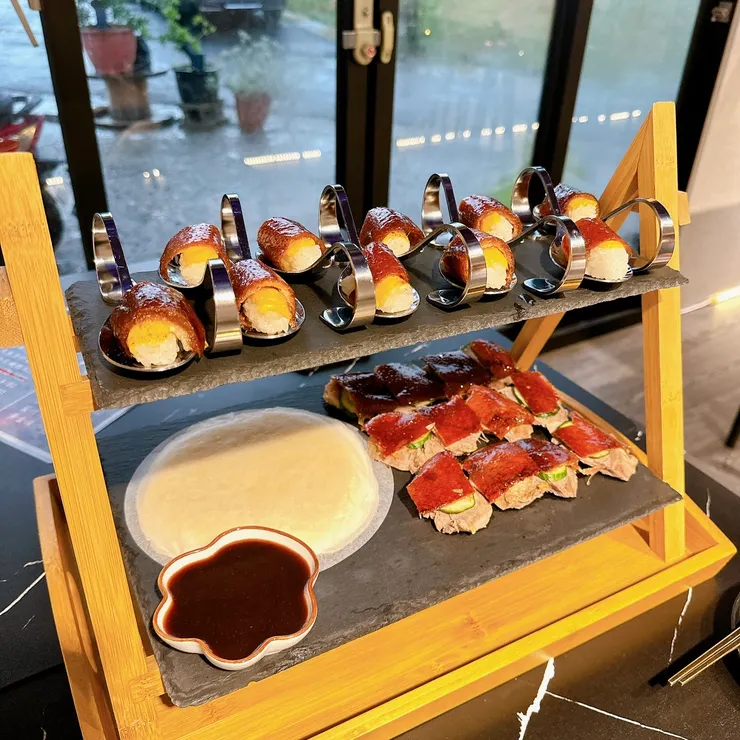 鴨皮握壽司 及 鴨肉捲餅  擺盤看起來很厲害