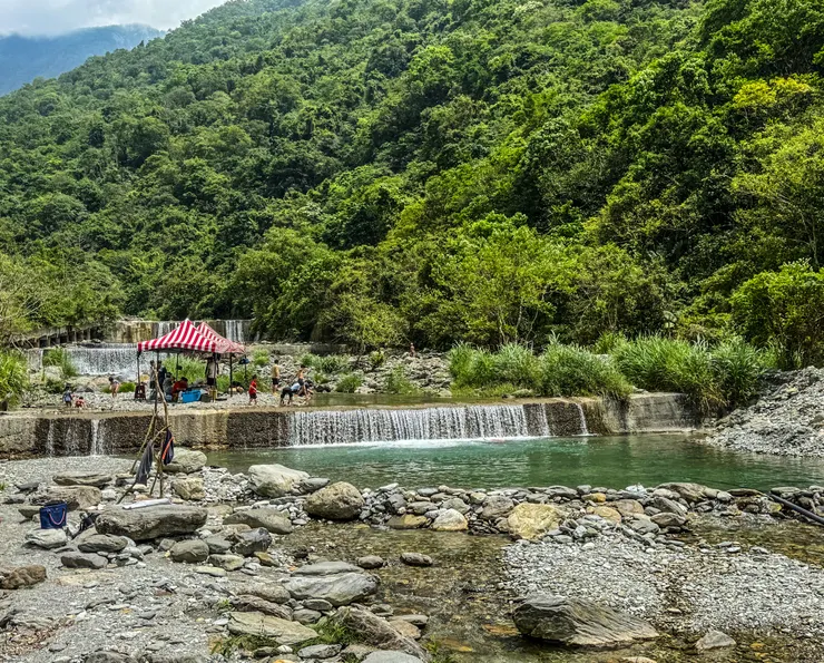 有3處攔砂壩都有深潭可以玩水