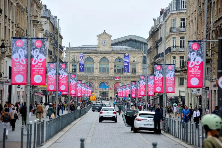 【弗蘭德斯火車站及其面對的Faidherbe 大街，整座城市都在慶祝自納粹解放80週年。我們9/8前往巴黎即在此火車站搭車。】