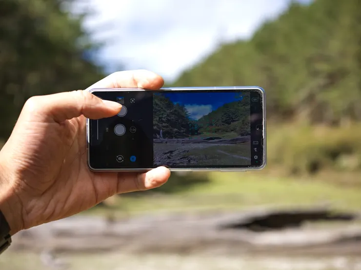 單手使用SHARP AQUOS sense8浮動式快門拍照,畫面是卑南東稜名點「溜熊谷」。 所以這支手機直出不修圖的效果到底怎麼樣呢?就請各位朋友從下一張開始慢慢感受囉!