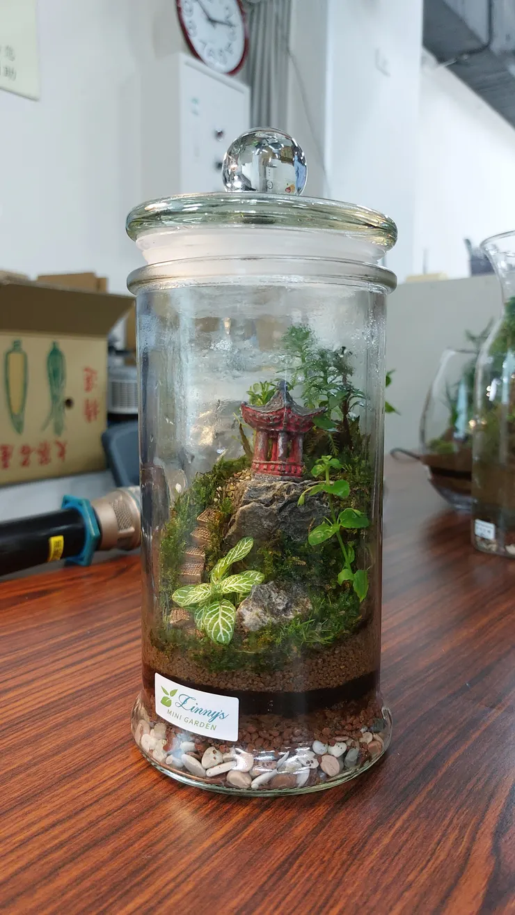 封閉式玻璃瓶內國畫風景