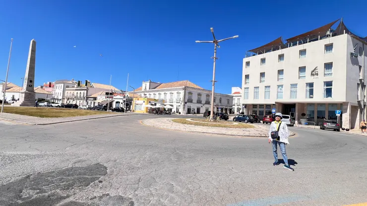 飯店門口就是曼努埃爾比瓦爾廣場