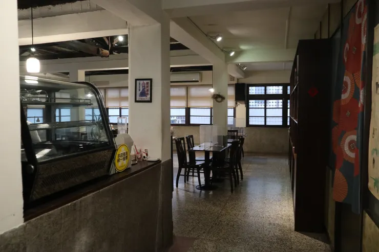 進店後映入眼簾的吧檯與內用桌椅