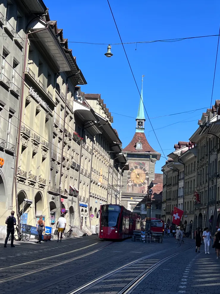 電車是伯恩的靈魂，穿梭在路面的紅色車身讓伯恩活潑了起來