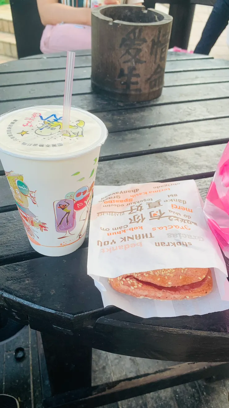 燒餅和紅糟算是很少見的組合。