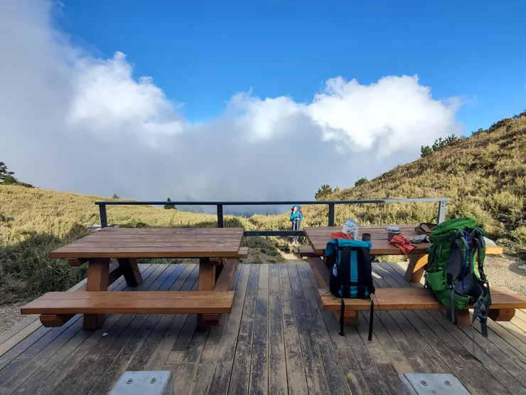 有桌椅看山景喝咖啡的山屋就給讚👍！！