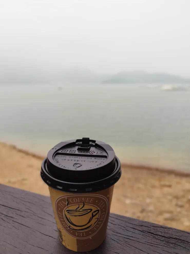 日月潭加油站的站長咖啡 是日月潭最便宜的咖啡 一杯35元 用環保杯還可省5元  河童拍攝/2023年