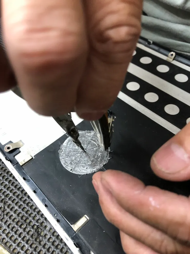 定位中心點，接著用圓規來畫圓，替散熱孔位置定位。