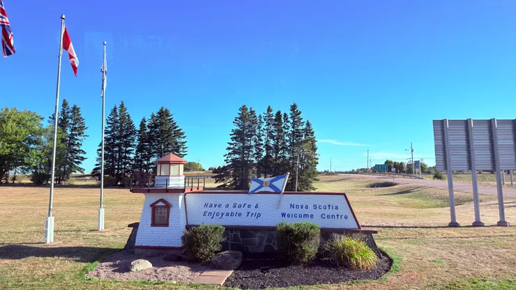 「Nova Scotia」省旗幟和著名景點佩姬灣燈塔意象