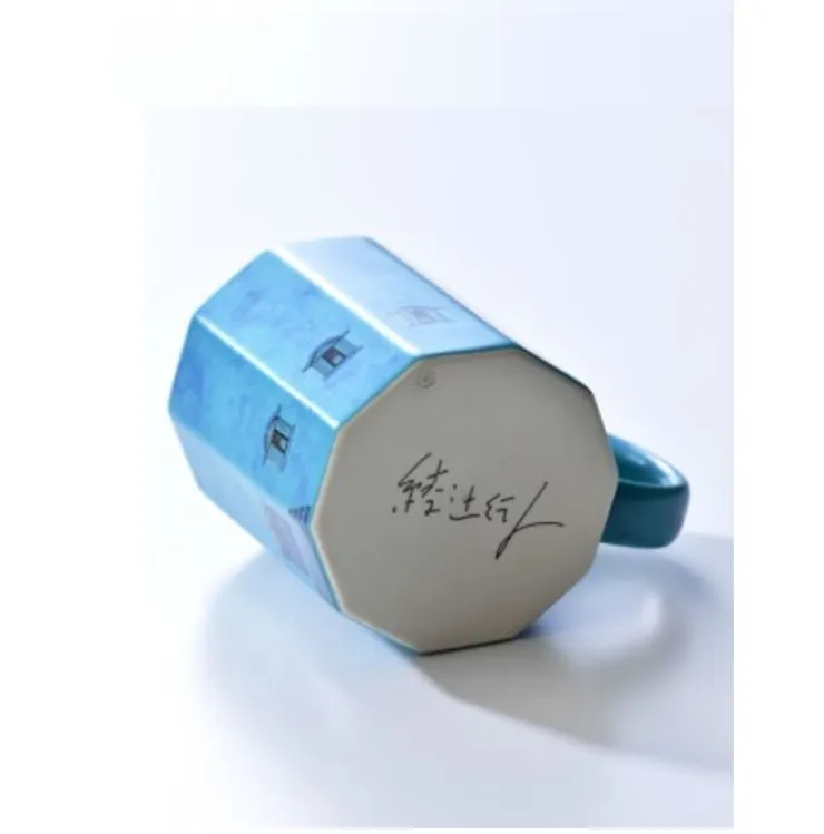 杯底有綾辻行人的簽名