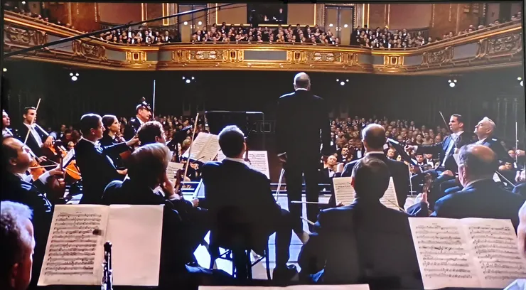 【冠蓋雲集的演奏會，天才小提琴家卻没有出現，視其如子的贊助人也是主辦者上台向觀眾宣布取消、退費。】