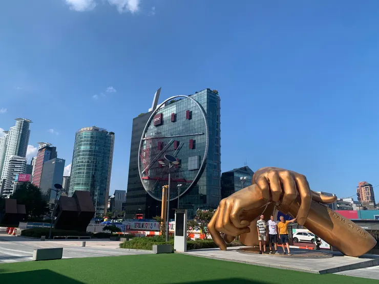 江南stytle地標，圖中間的Kiosk機器，會播江南stytle的音樂。許多外國人，邊拍邊跳，好可愛啊。