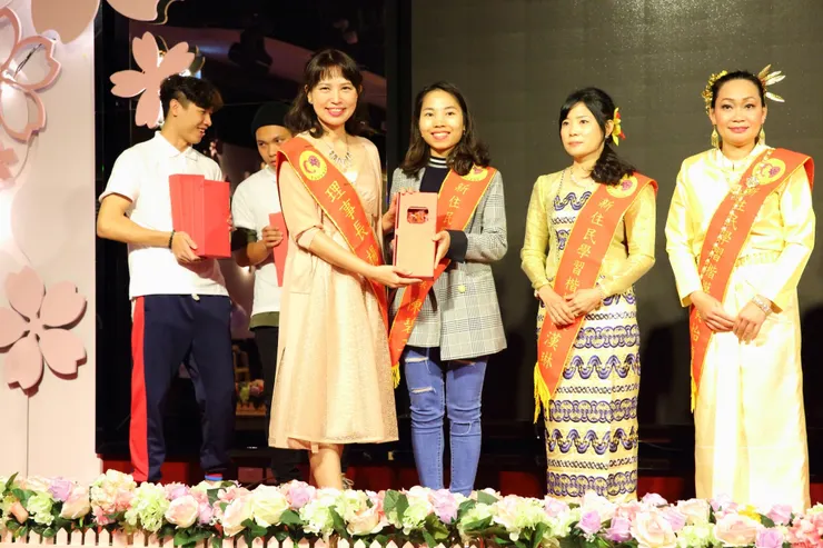 頒獎者為協會榮譽理事長楊慧青 圖/桃園市新移民女性關懷協會粉絲團