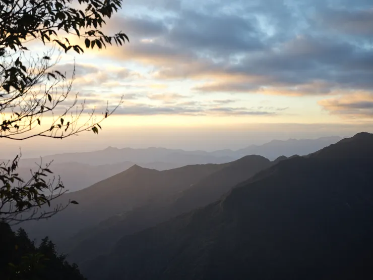 我原以為是拔子山的尖峰,比對地圖後發現是海拔1193公尺的馬錫山,拔子山在兩層山脈之後