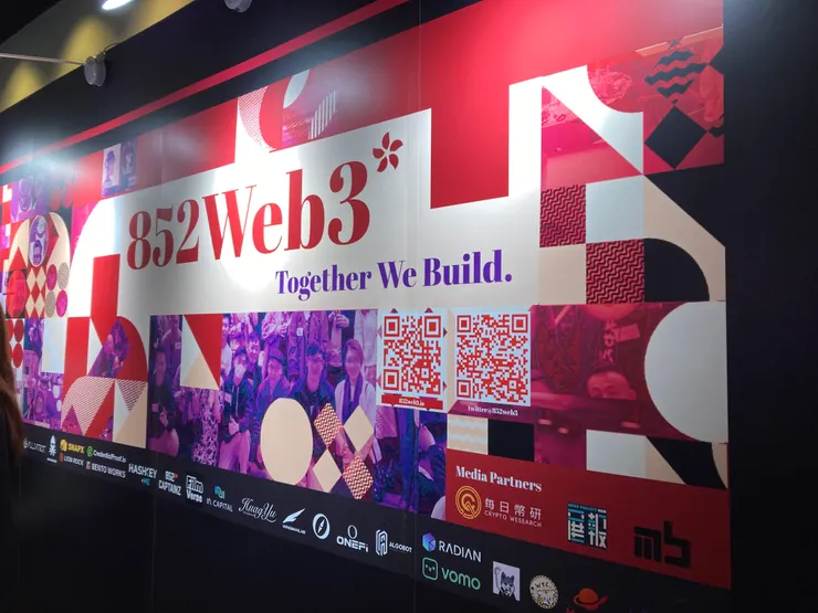 FOMO Asia中852web3的展板。