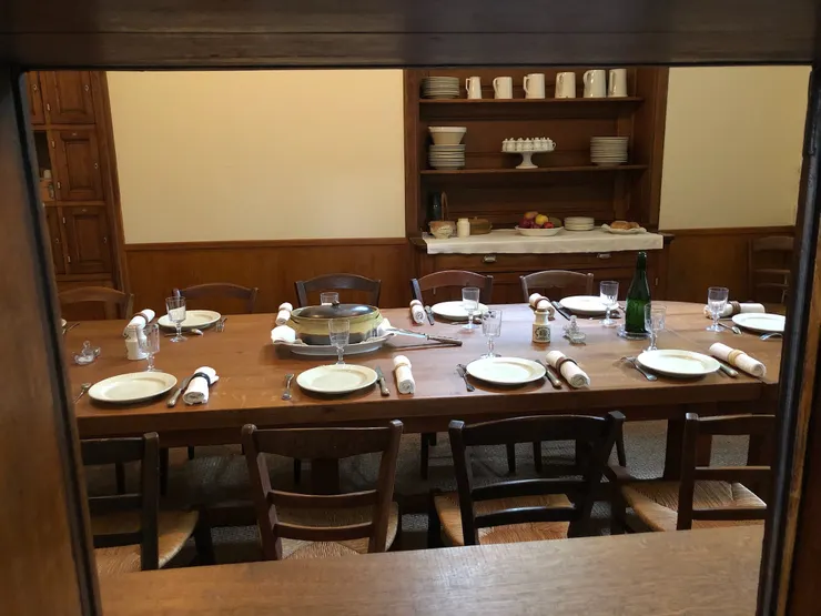 僕人用餐室。小時候是《唐頓莊園》迷，看到與影集相似的場景出現眼前很驚喜。