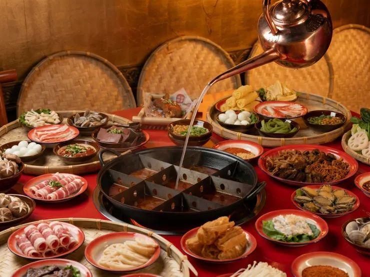 圖說：地攤火鍋以多樣食材與麻辣鍋底為特色，呈現熱鬧圍桌的用餐氛圍。（圖／黃小妹地攤火鍋）