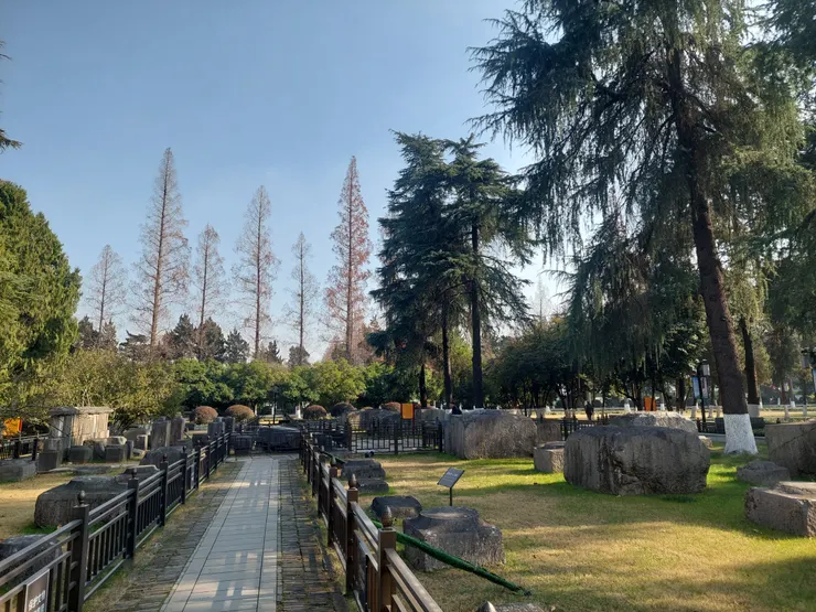 明故宮奉天門的遺址，內有血跡石，相傳是方孝孺拒寫詔書被處死的血跡染在石頭上