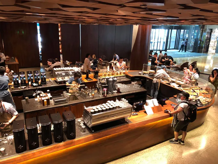 上海星巴克咖啡吳江路旗艦店内部