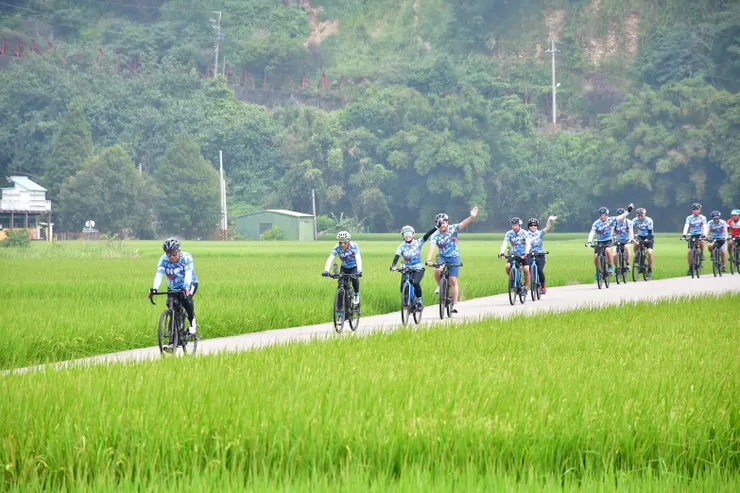 BAS理事長(巨大董事長)帶領自行車向前衝