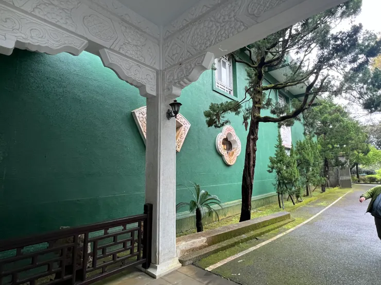 走過小徑就是書屋了