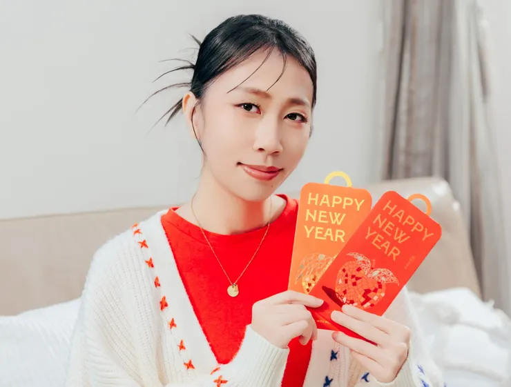 圖說：「韓系羽毛紮髮」乾淨又大方，還帶有俏皮感，輕鬆營造Y2K時尚氛圍。（資料來源：曼都髮型）