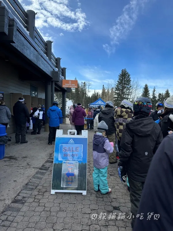領票處可以看到排隊人潮，並不難找~處理速度很快，排沒多久就到我們了