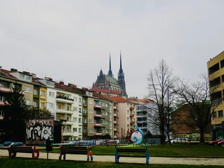 Petrov教堂下的彩色房子